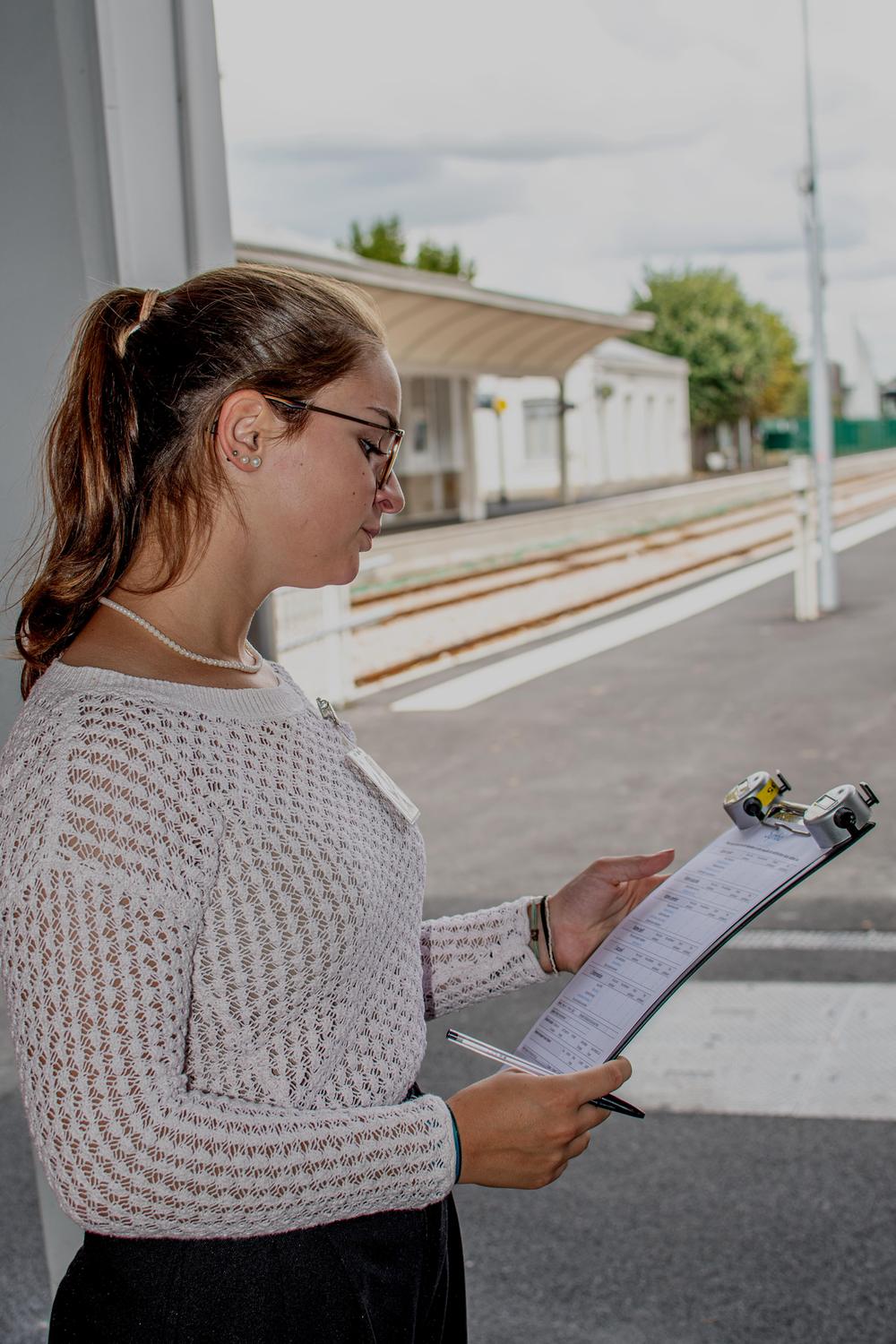Enquêtrice Symbial en gare